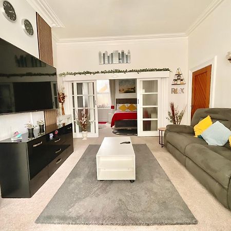Victoria House - Self Catering Quiet Guesthouse - Adult Singles And Couples Only Blackpool Ngoại thất bức ảnh