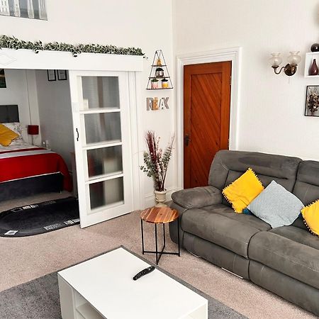 Victoria House - Self Catering Quiet Guesthouse - Adult Singles And Couples Only Blackpool Ngoại thất bức ảnh
