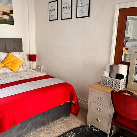 Victoria House - Self Catering Quiet Guesthouse - Adult Singles And Couples Only Blackpool Ngoại thất bức ảnh