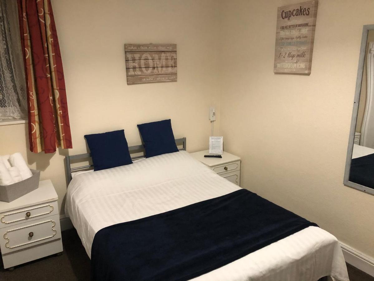 Victoria House - Self Catering Quiet Guesthouse - Adult Singles And Couples Only Blackpool Ngoại thất bức ảnh