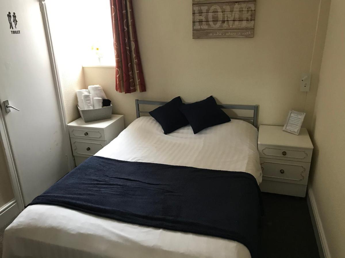 Victoria House - Self Catering Quiet Guesthouse - Adult Singles And Couples Only Blackpool Ngoại thất bức ảnh
