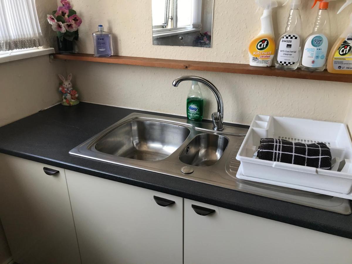 Victoria House - Self Catering Quiet Guesthouse - Adult Singles And Couples Only Blackpool Ngoại thất bức ảnh