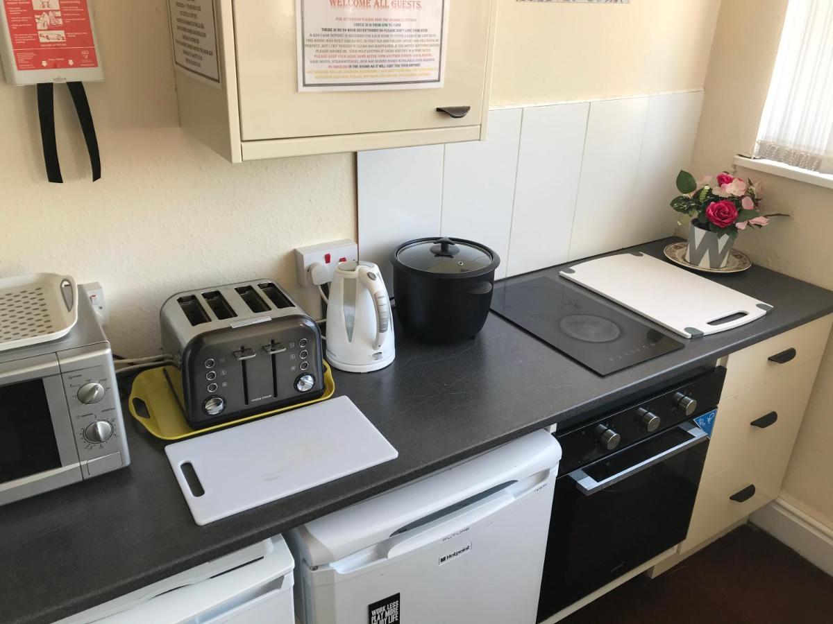 Victoria House - Self Catering Quiet Guesthouse - Adult Singles And Couples Only Blackpool Ngoại thất bức ảnh