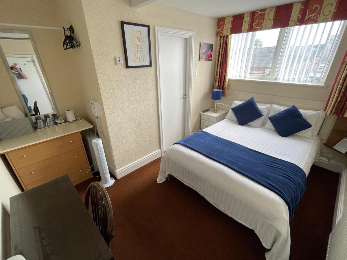 Victoria House - Self Catering Quiet Guesthouse - Adult Singles And Couples Only Blackpool Ngoại thất bức ảnh