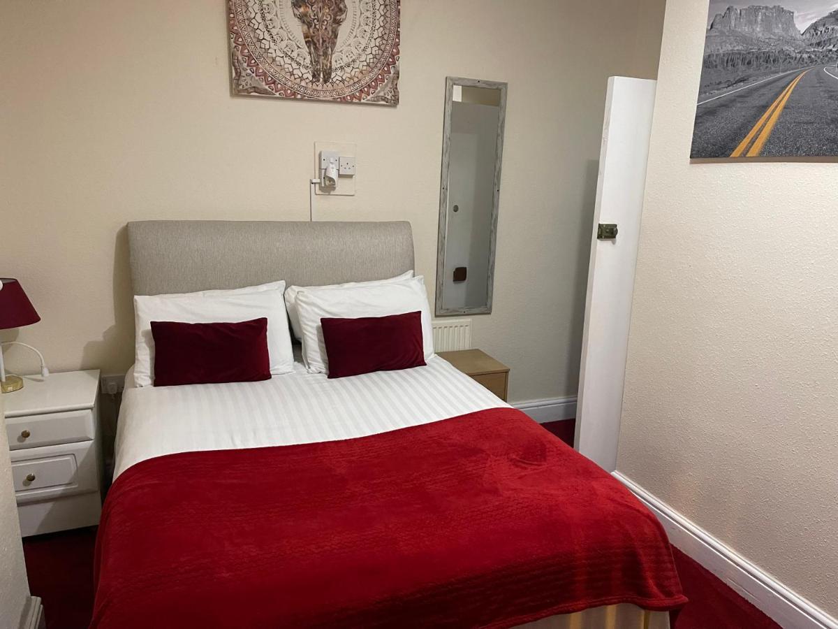 Victoria House - Self Catering Quiet Guesthouse - Adult Singles And Couples Only Blackpool Ngoại thất bức ảnh
