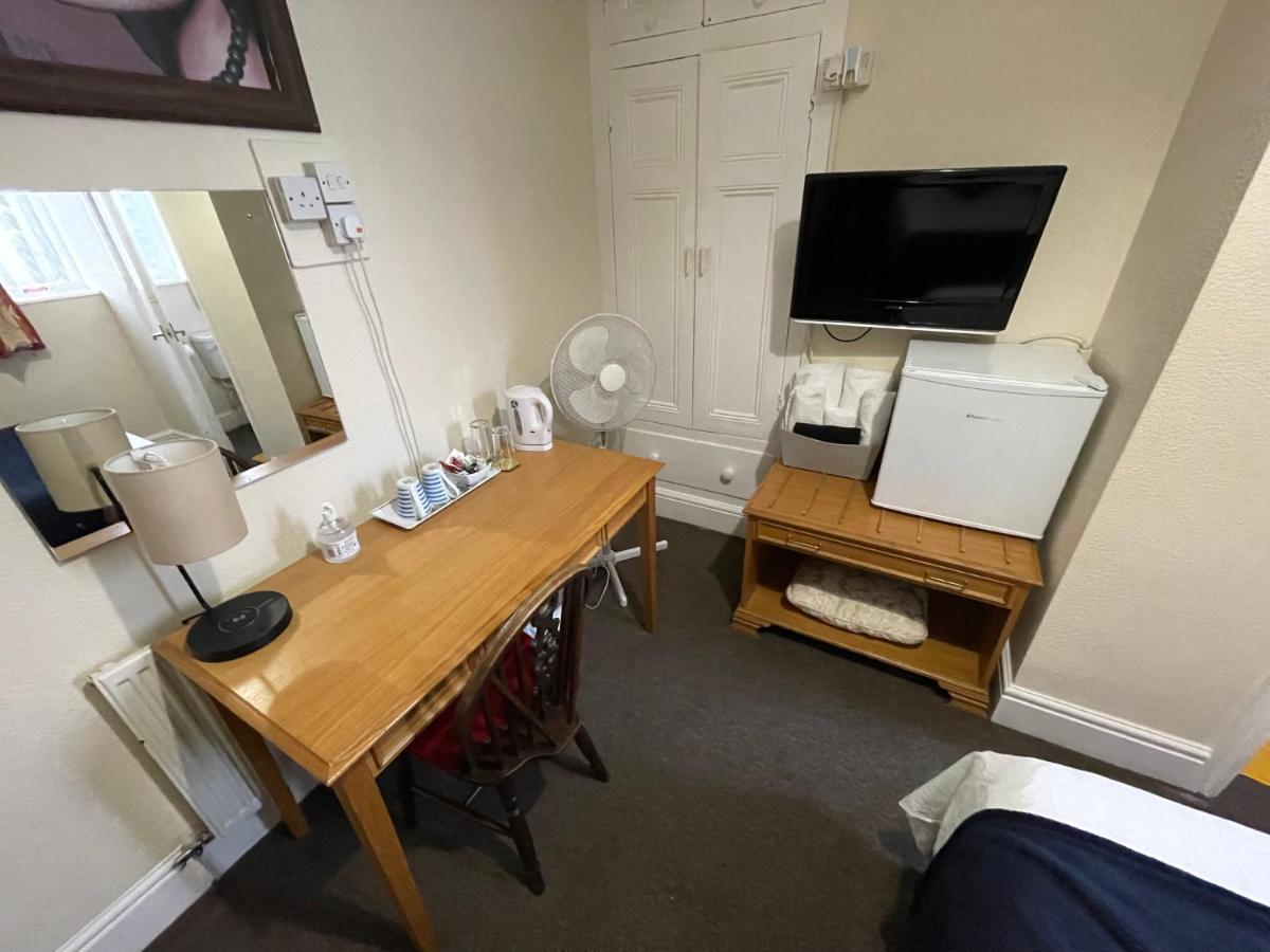 Victoria House - Self Catering Quiet Guesthouse - Adult Singles And Couples Only Blackpool Ngoại thất bức ảnh