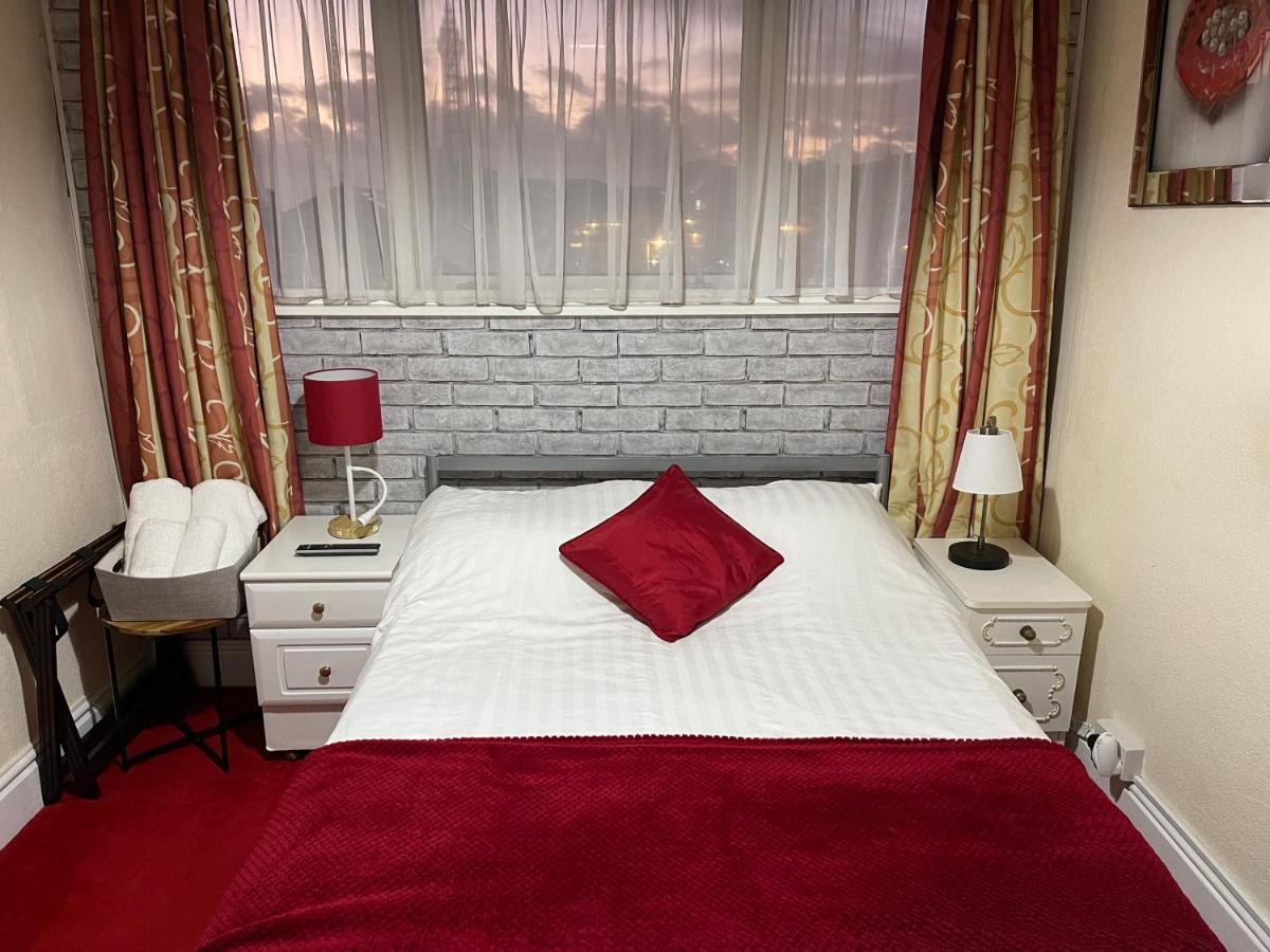 Victoria House - Self Catering Quiet Guesthouse - Adult Singles And Couples Only Blackpool Ngoại thất bức ảnh