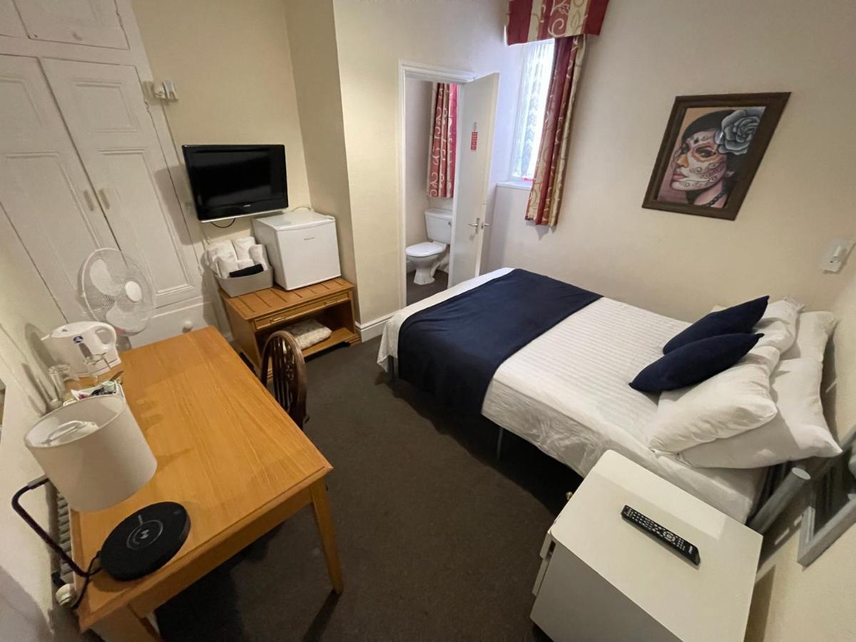 Victoria House - Self Catering Quiet Guesthouse - Adult Singles And Couples Only Blackpool Ngoại thất bức ảnh
