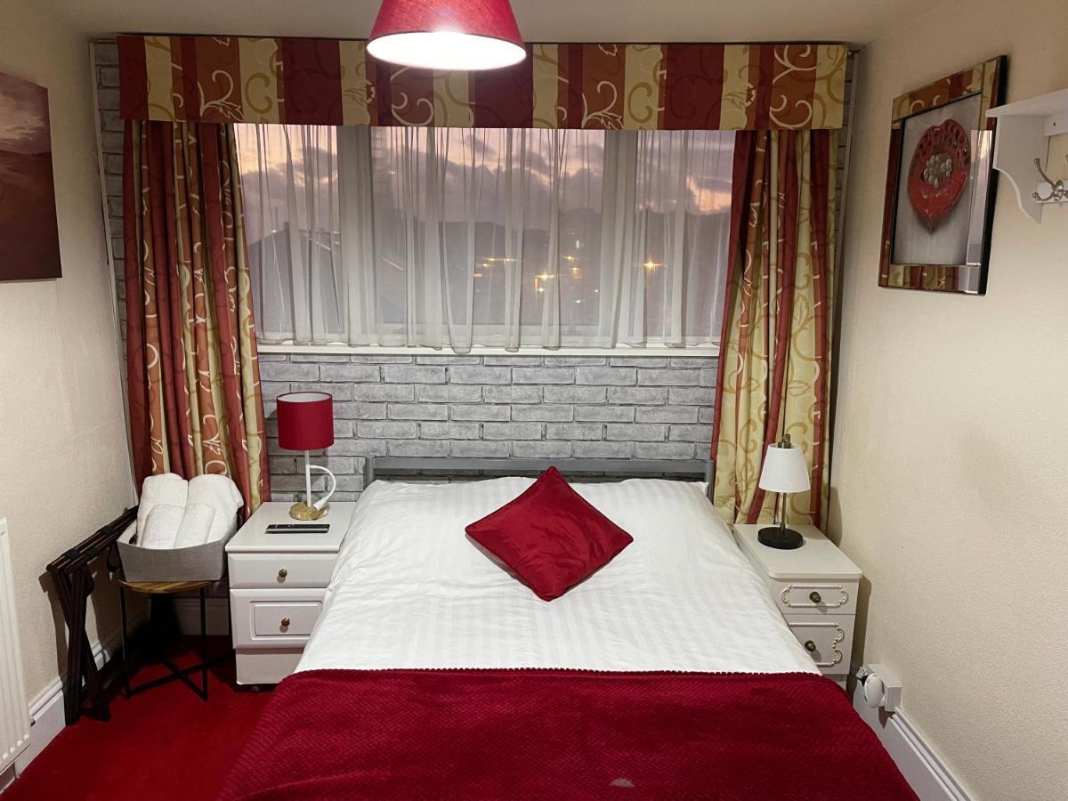 Victoria House - Self Catering Quiet Guesthouse - Adult Singles And Couples Only Blackpool Ngoại thất bức ảnh