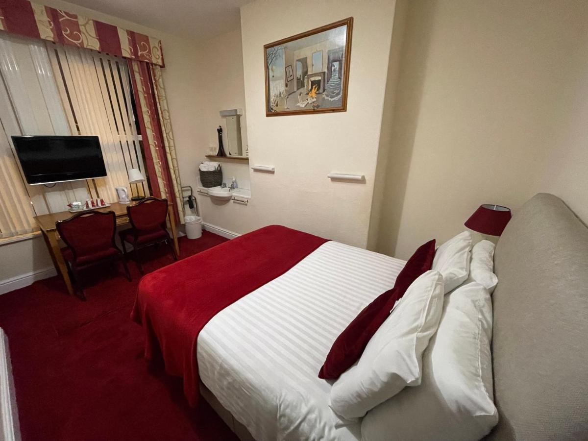 Victoria House - Self Catering Quiet Guesthouse - Adult Singles And Couples Only Blackpool Ngoại thất bức ảnh