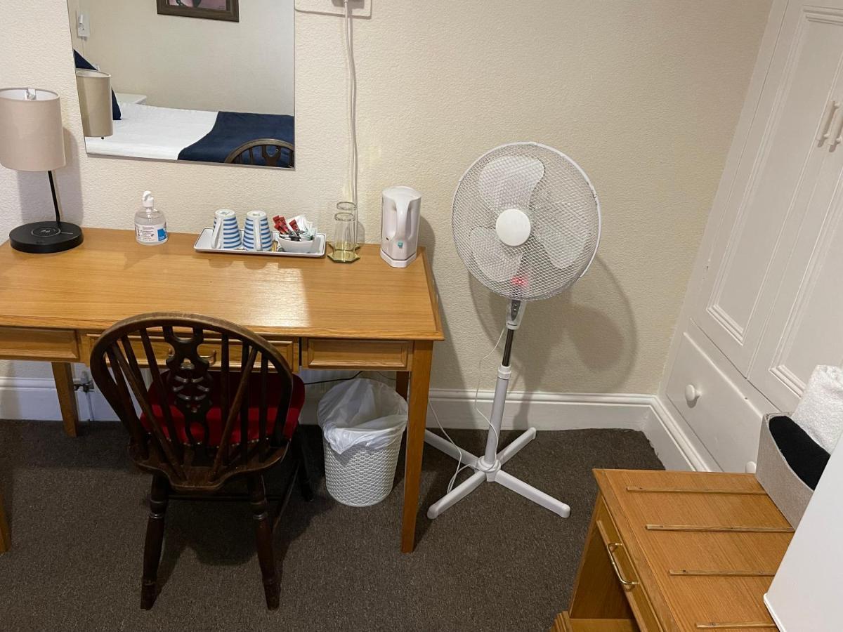 Victoria House - Self Catering Quiet Guesthouse - Adult Singles And Couples Only Blackpool Ngoại thất bức ảnh
