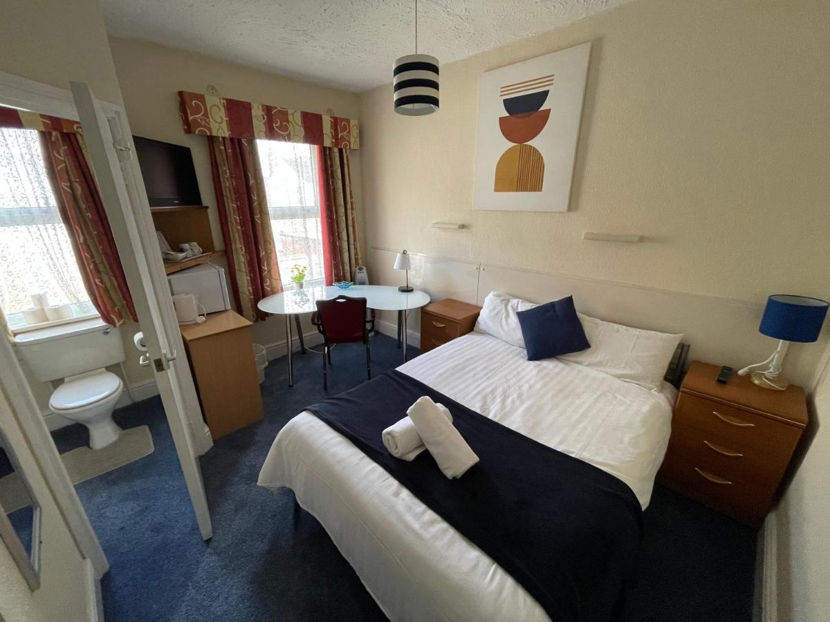 Victoria House - Self Catering Quiet Guesthouse - Adult Singles And Couples Only Blackpool Ngoại thất bức ảnh