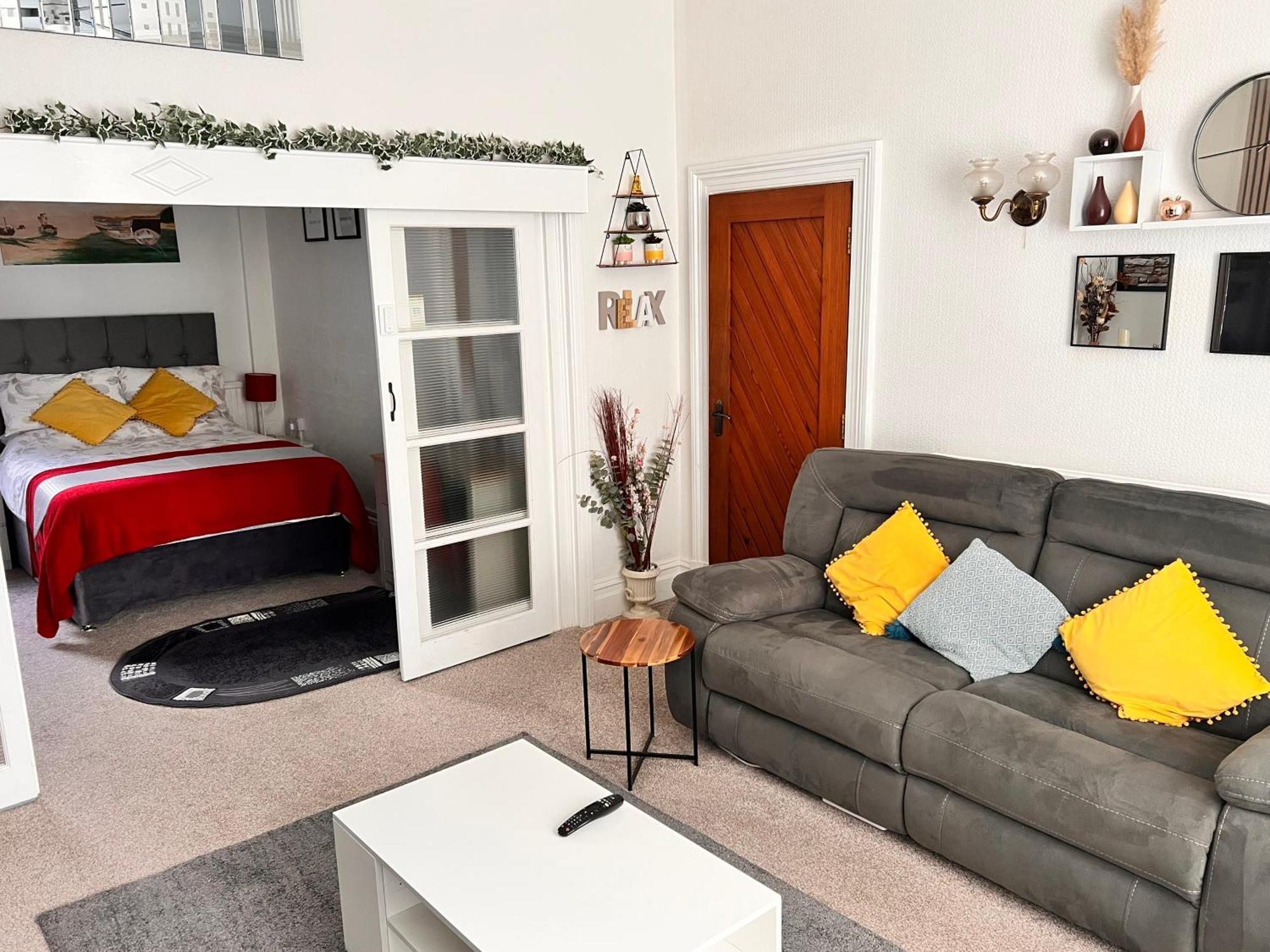 Victoria House - Self Catering Quiet Guesthouse - Adult Singles And Couples Only Blackpool Ngoại thất bức ảnh