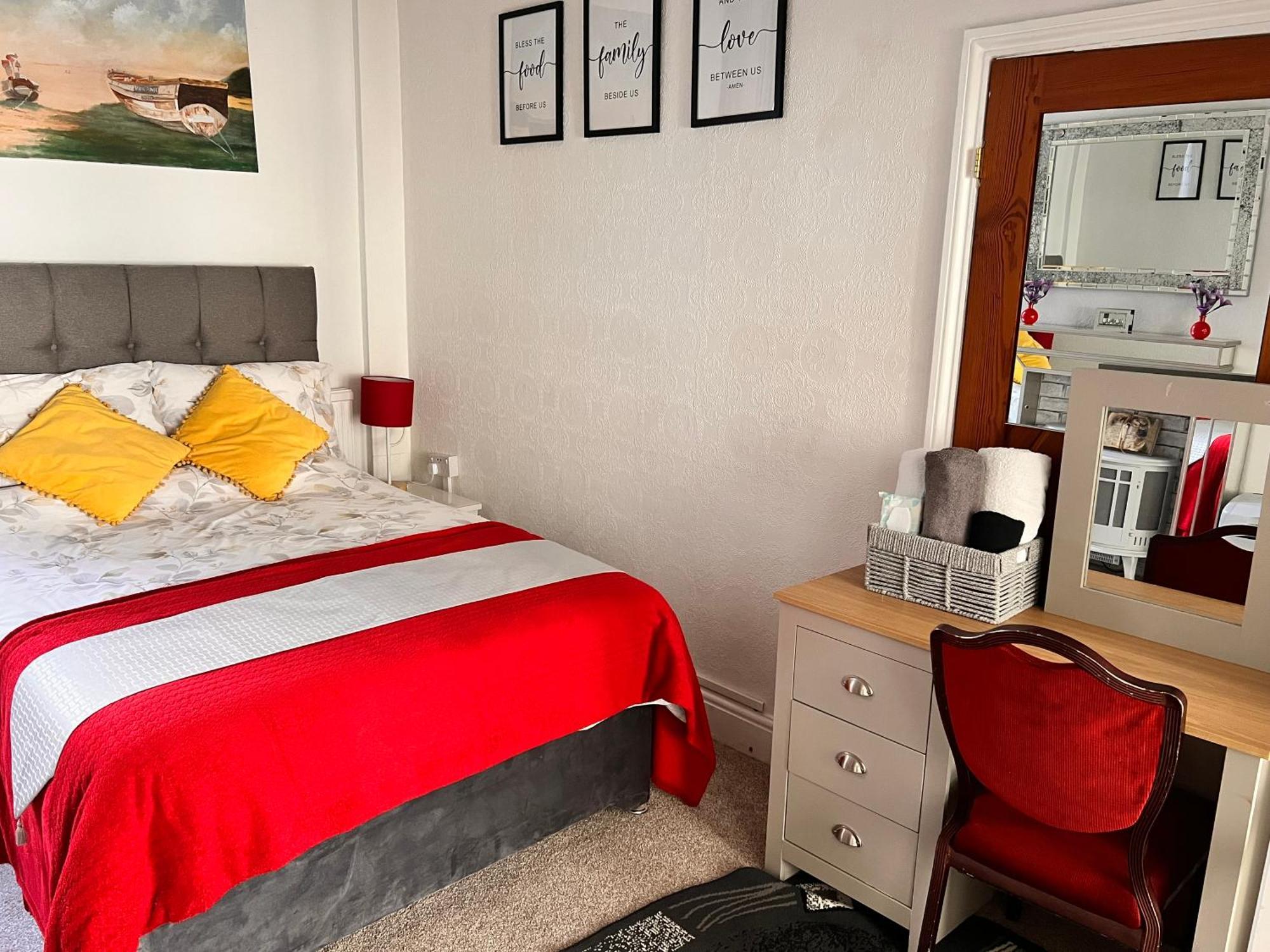 Victoria House - Self Catering Quiet Guesthouse - Adult Singles And Couples Only Blackpool Ngoại thất bức ảnh
