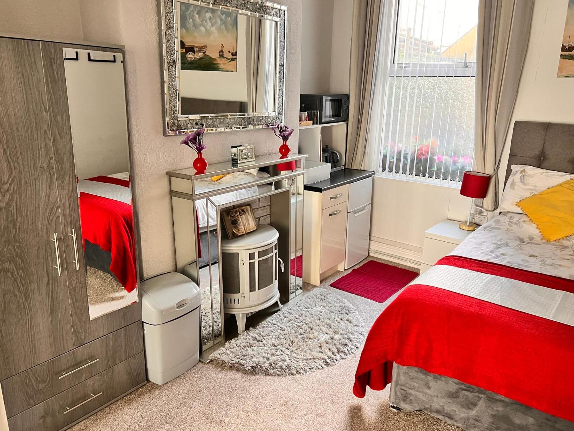 Victoria House - Self Catering Quiet Guesthouse - Adult Singles And Couples Only Blackpool Ngoại thất bức ảnh