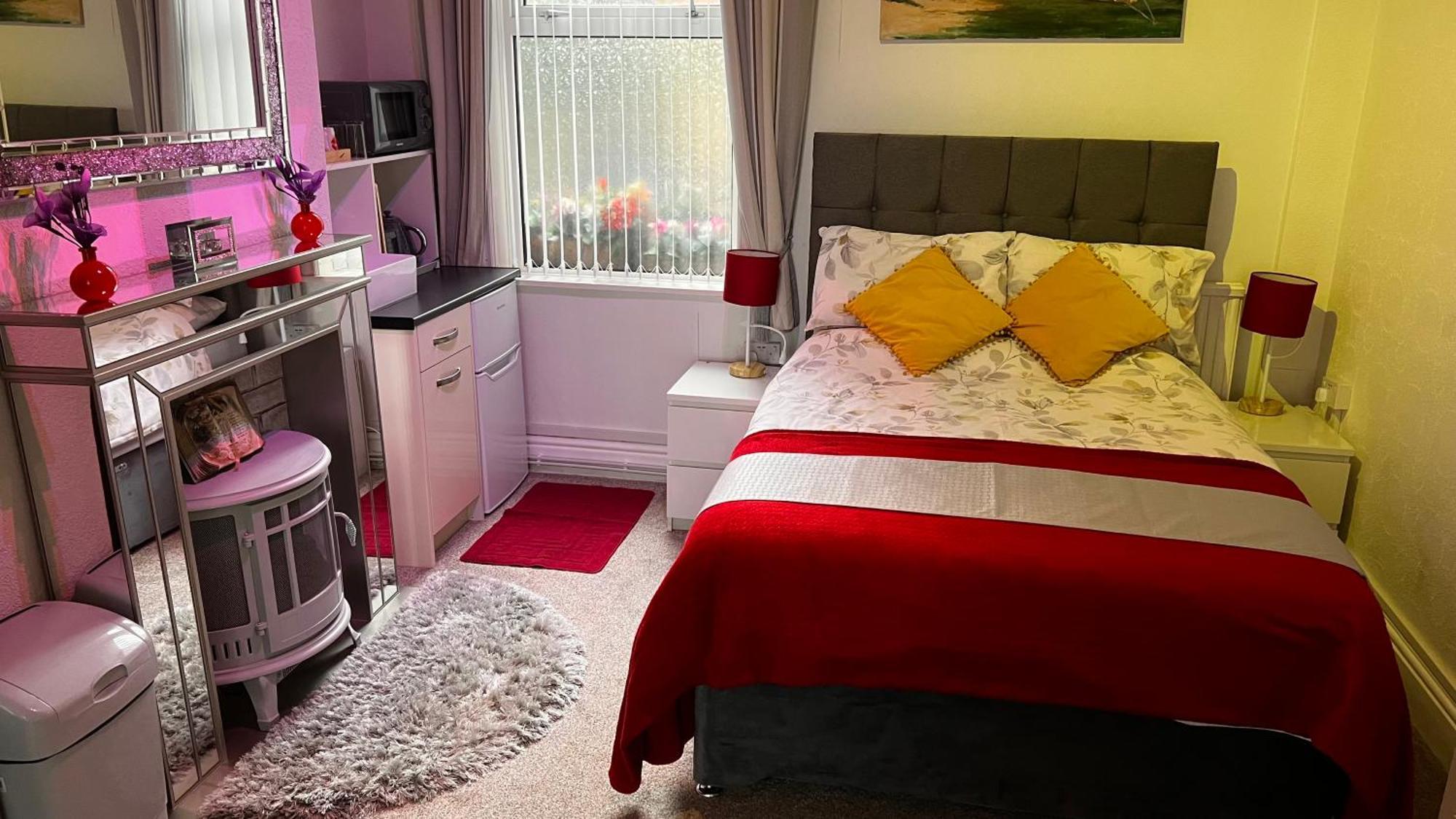 Victoria House - Self Catering Quiet Guesthouse - Adult Singles And Couples Only Blackpool Ngoại thất bức ảnh