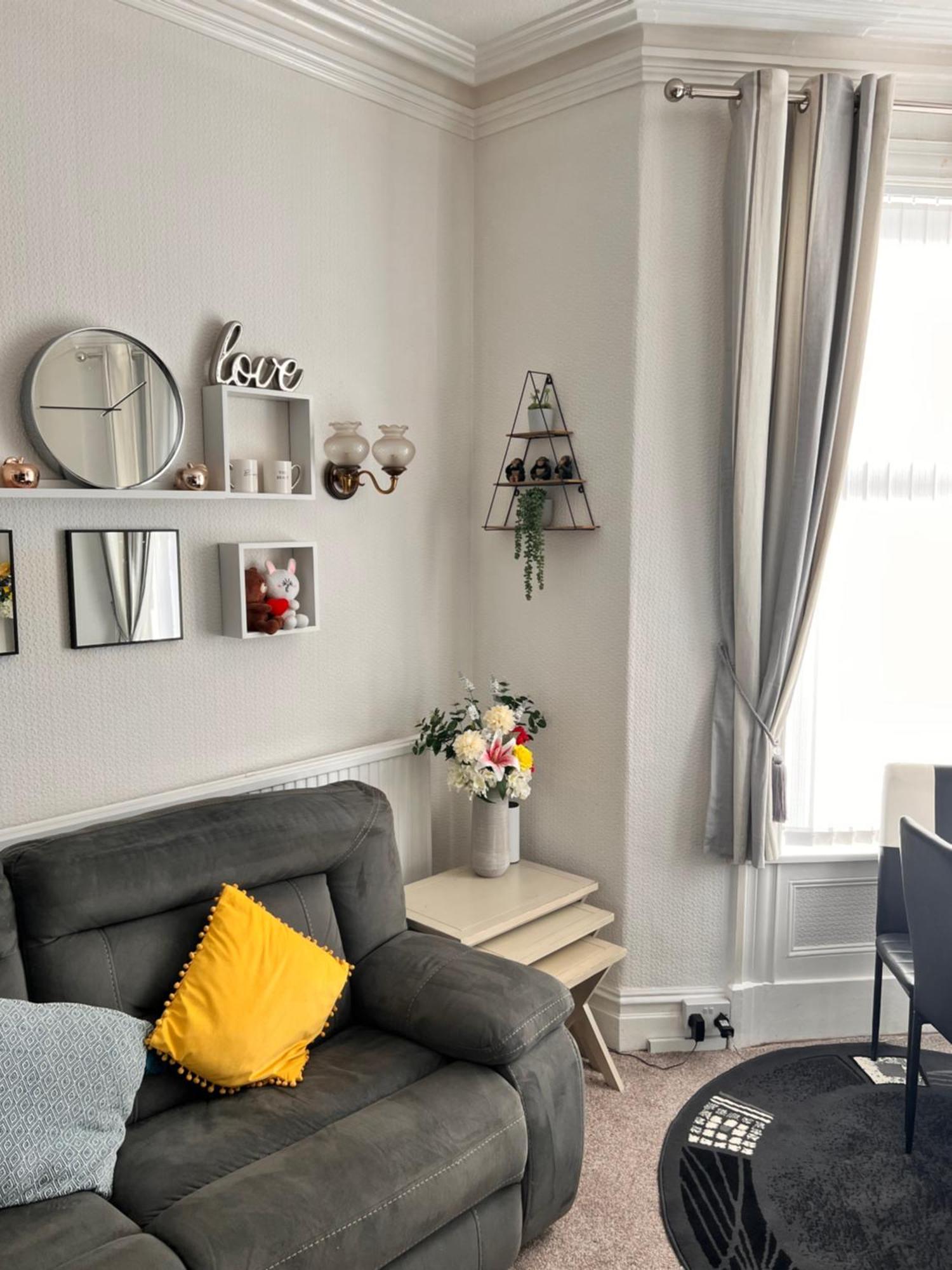 Victoria House - Self Catering Quiet Guesthouse - Adult Singles And Couples Only Blackpool Ngoại thất bức ảnh