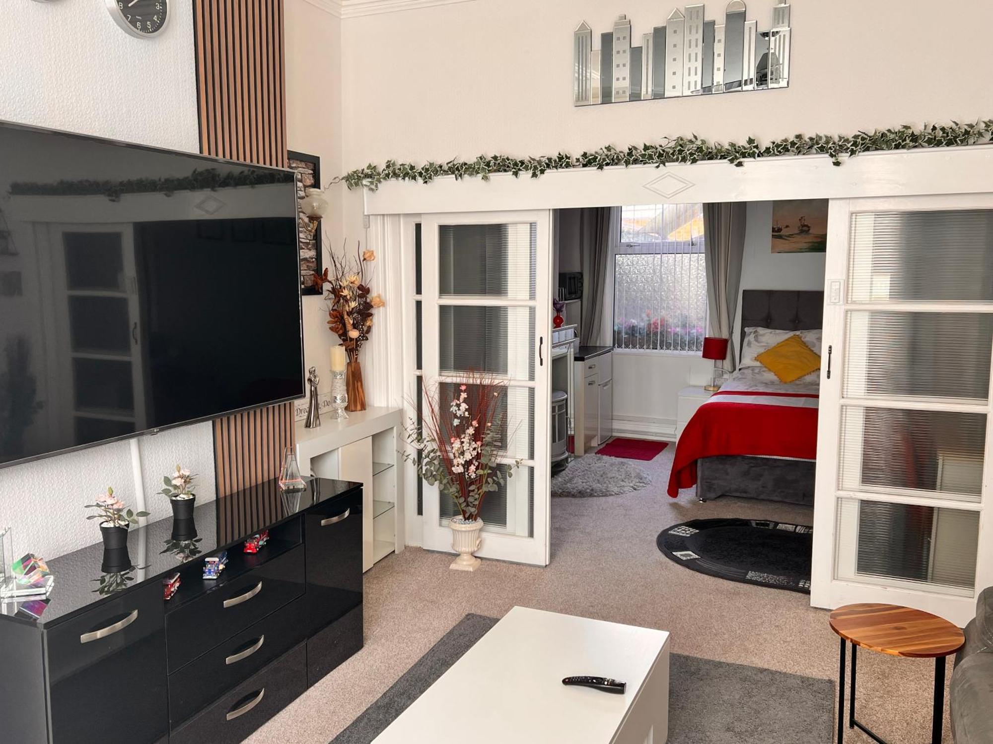 Victoria House - Self Catering Quiet Guesthouse - Adult Singles And Couples Only Blackpool Ngoại thất bức ảnh