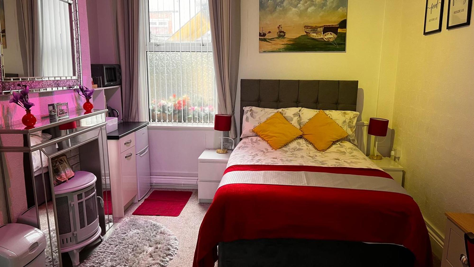 Victoria House - Self Catering Quiet Guesthouse - Adult Singles And Couples Only Blackpool Ngoại thất bức ảnh