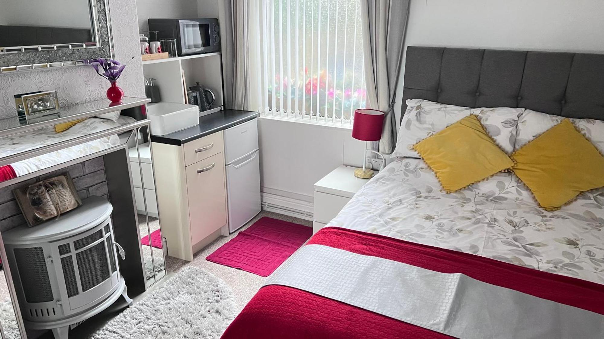 Victoria House - Self Catering Quiet Guesthouse - Adult Singles And Couples Only Blackpool Ngoại thất bức ảnh