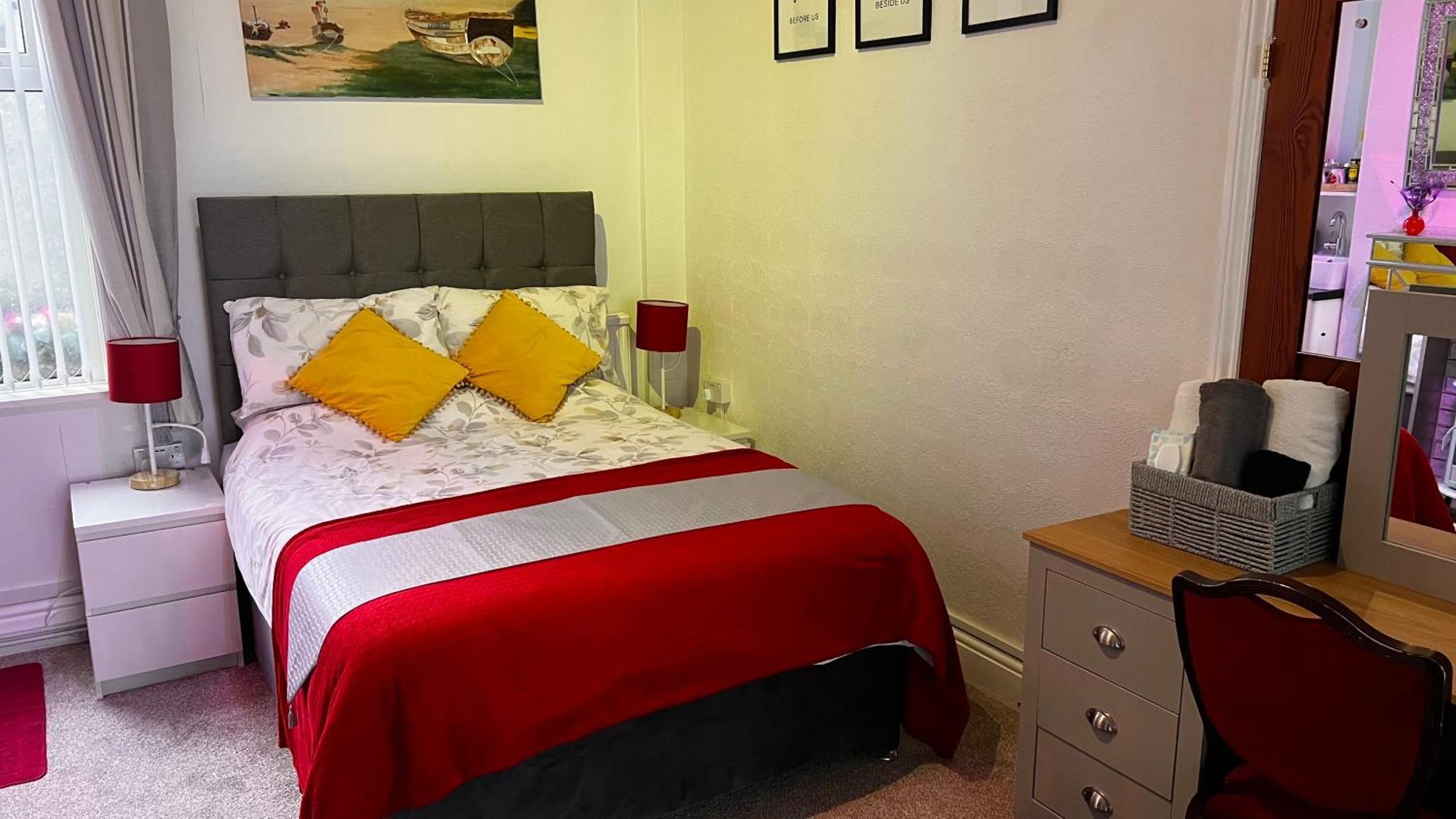 Victoria House - Self Catering Quiet Guesthouse - Adult Singles And Couples Only Blackpool Ngoại thất bức ảnh