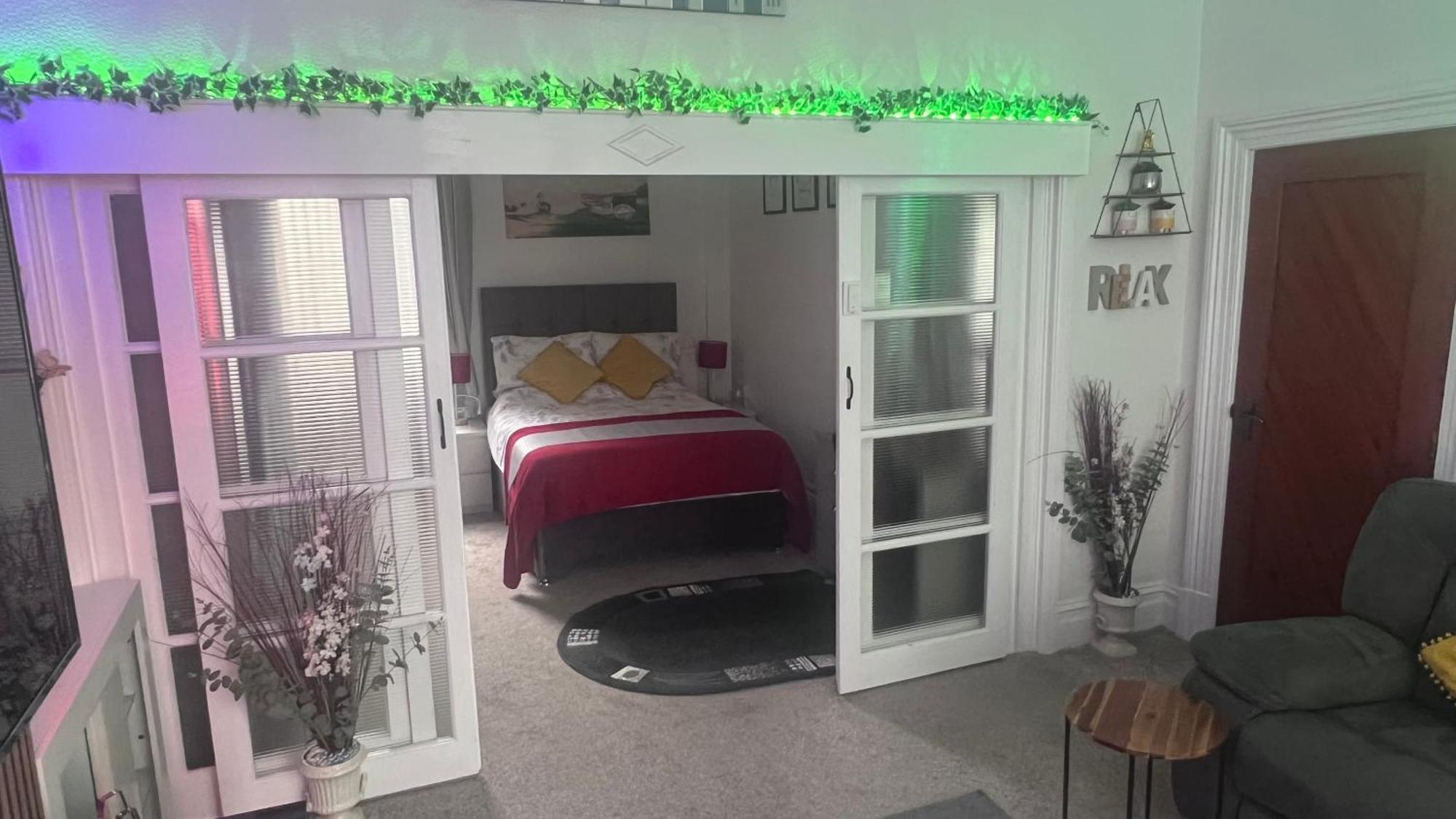 Victoria House - Self Catering Quiet Guesthouse - Adult Singles And Couples Only Blackpool Ngoại thất bức ảnh