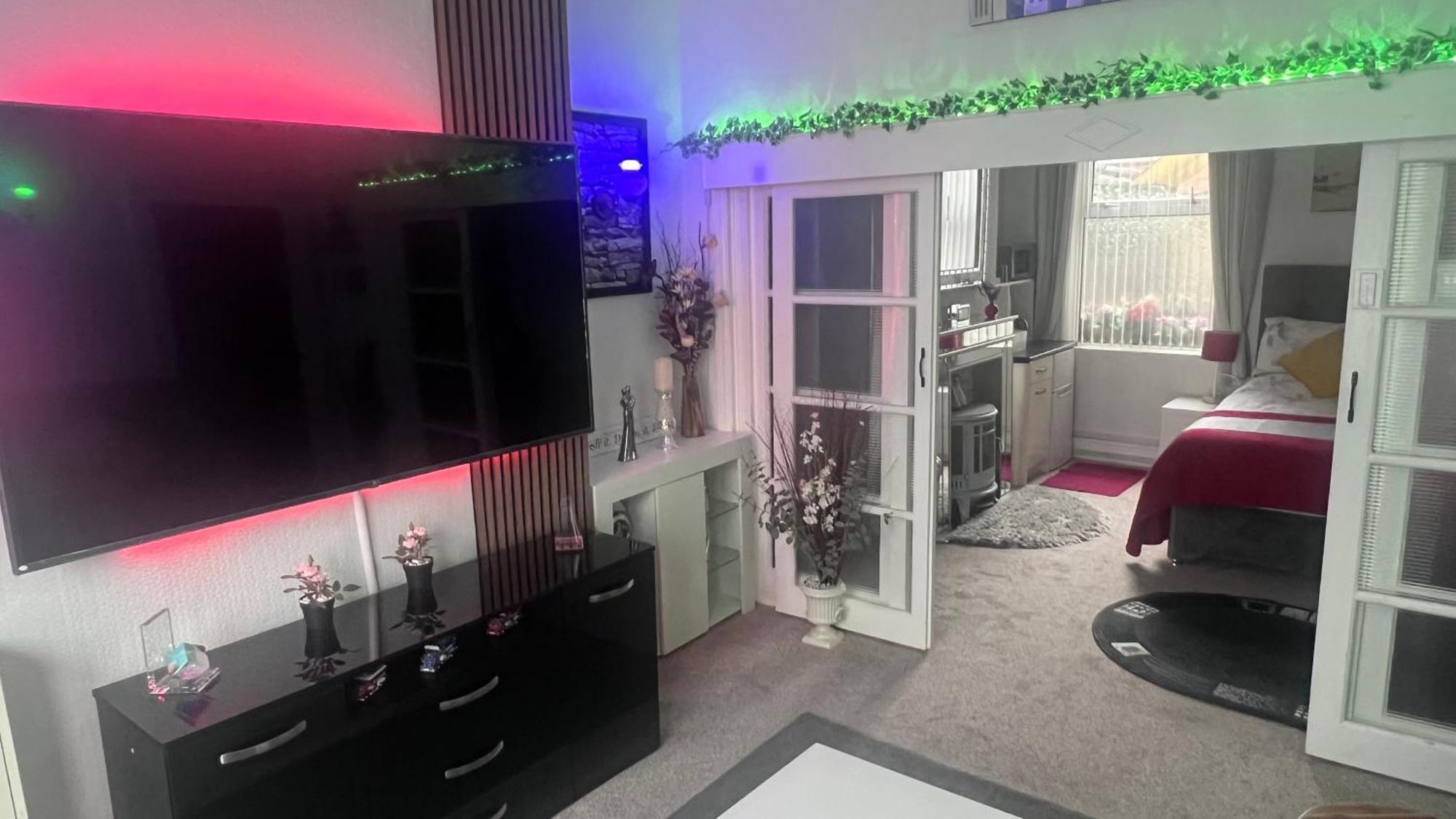 Victoria House - Self Catering Quiet Guesthouse - Adult Singles And Couples Only Blackpool Ngoại thất bức ảnh