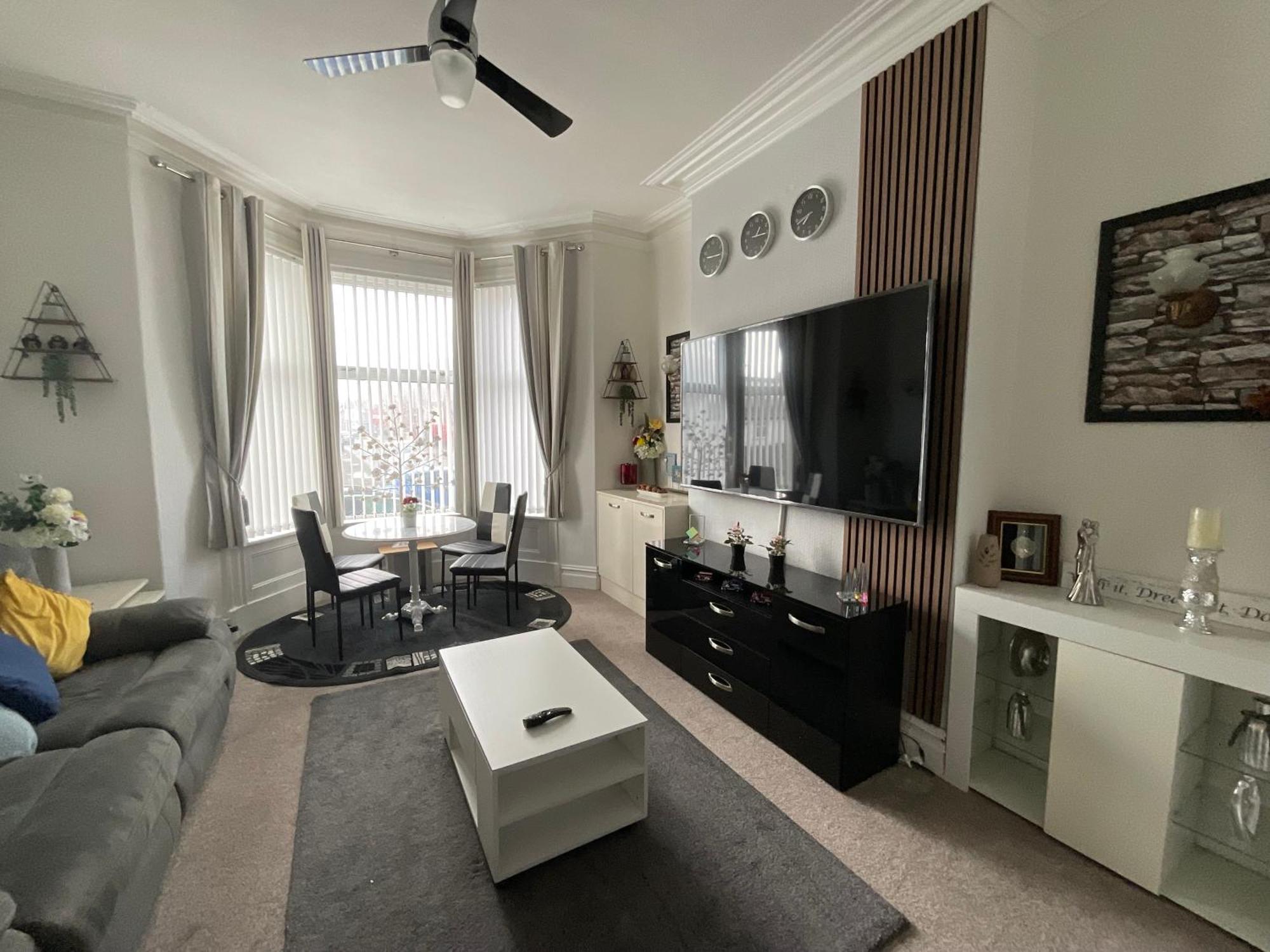 Victoria House - Self Catering Quiet Guesthouse - Adult Singles And Couples Only Blackpool Ngoại thất bức ảnh