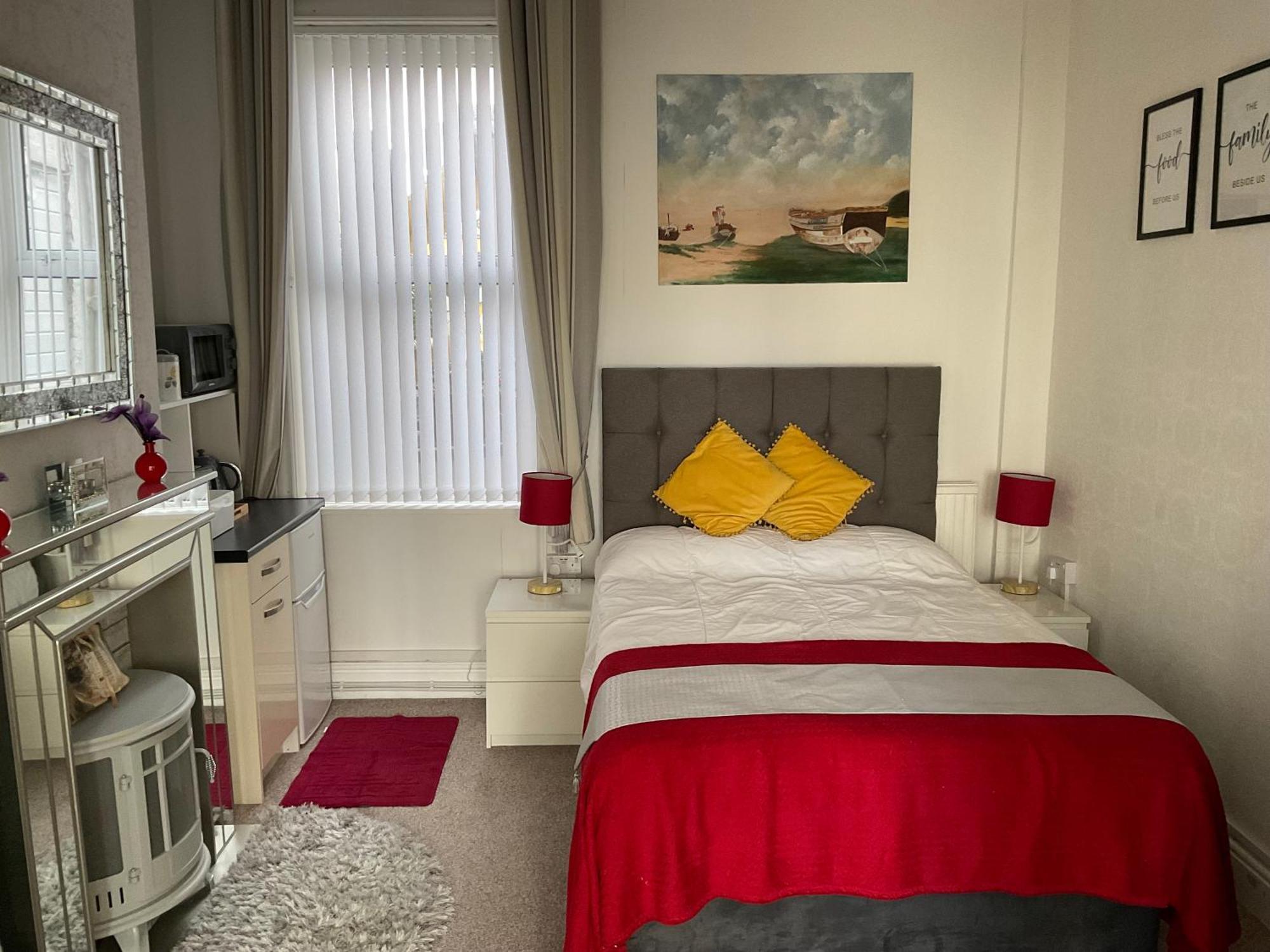Victoria House - Self Catering Quiet Guesthouse - Adult Singles And Couples Only Blackpool Ngoại thất bức ảnh