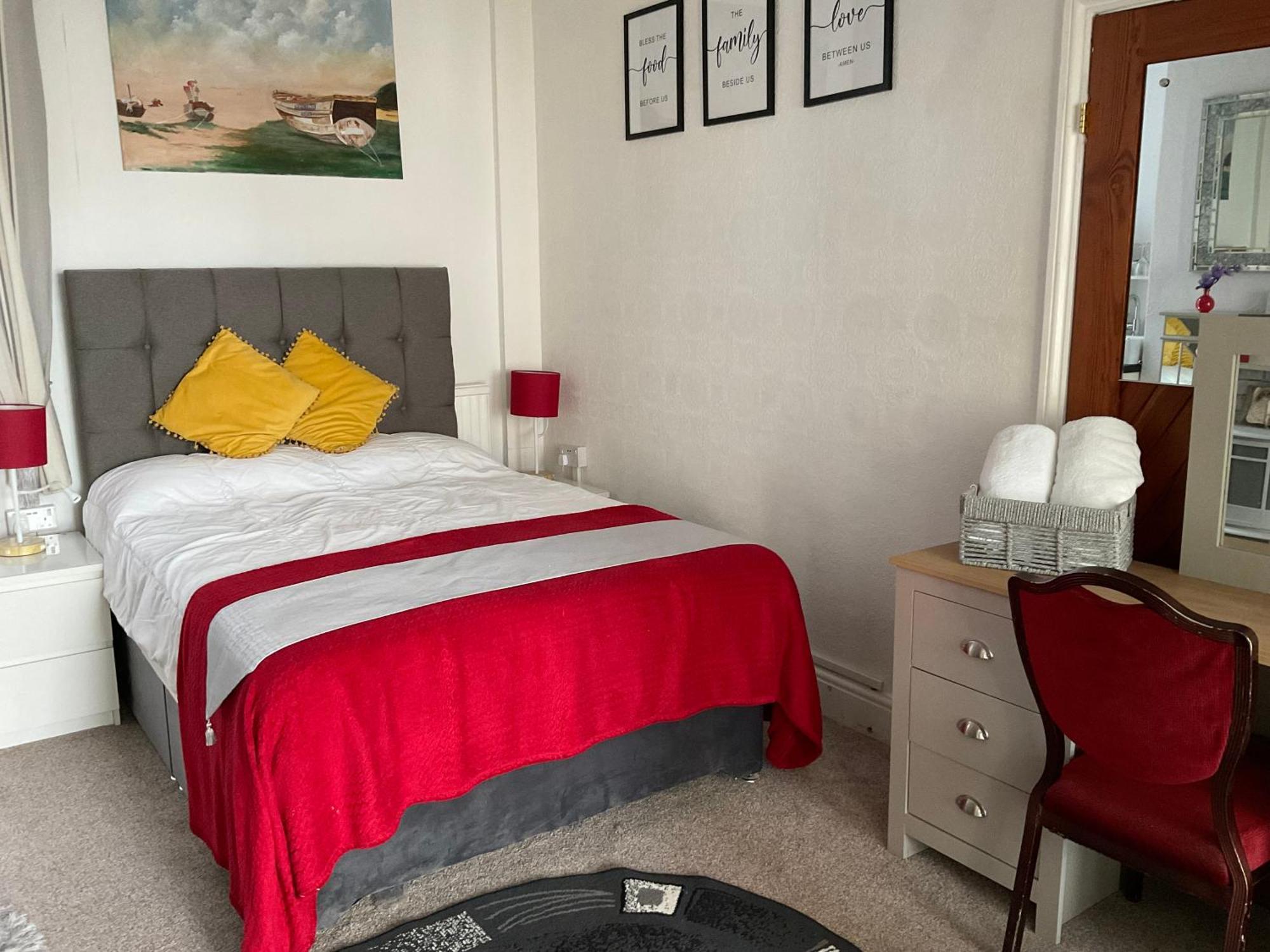 Victoria House - Self Catering Quiet Guesthouse - Adult Singles And Couples Only Blackpool Ngoại thất bức ảnh