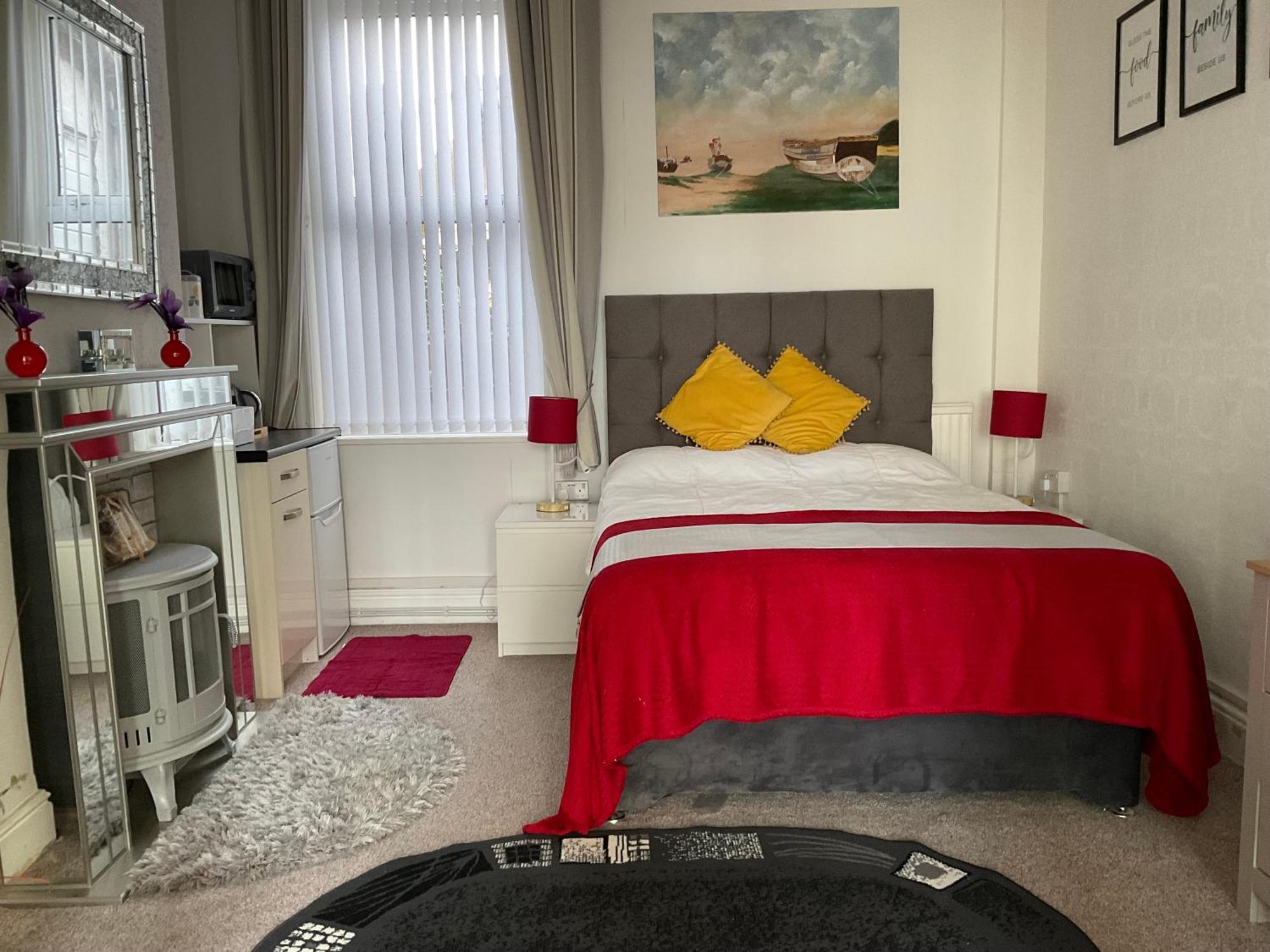 Victoria House - Self Catering Quiet Guesthouse - Adult Singles And Couples Only Blackpool Ngoại thất bức ảnh