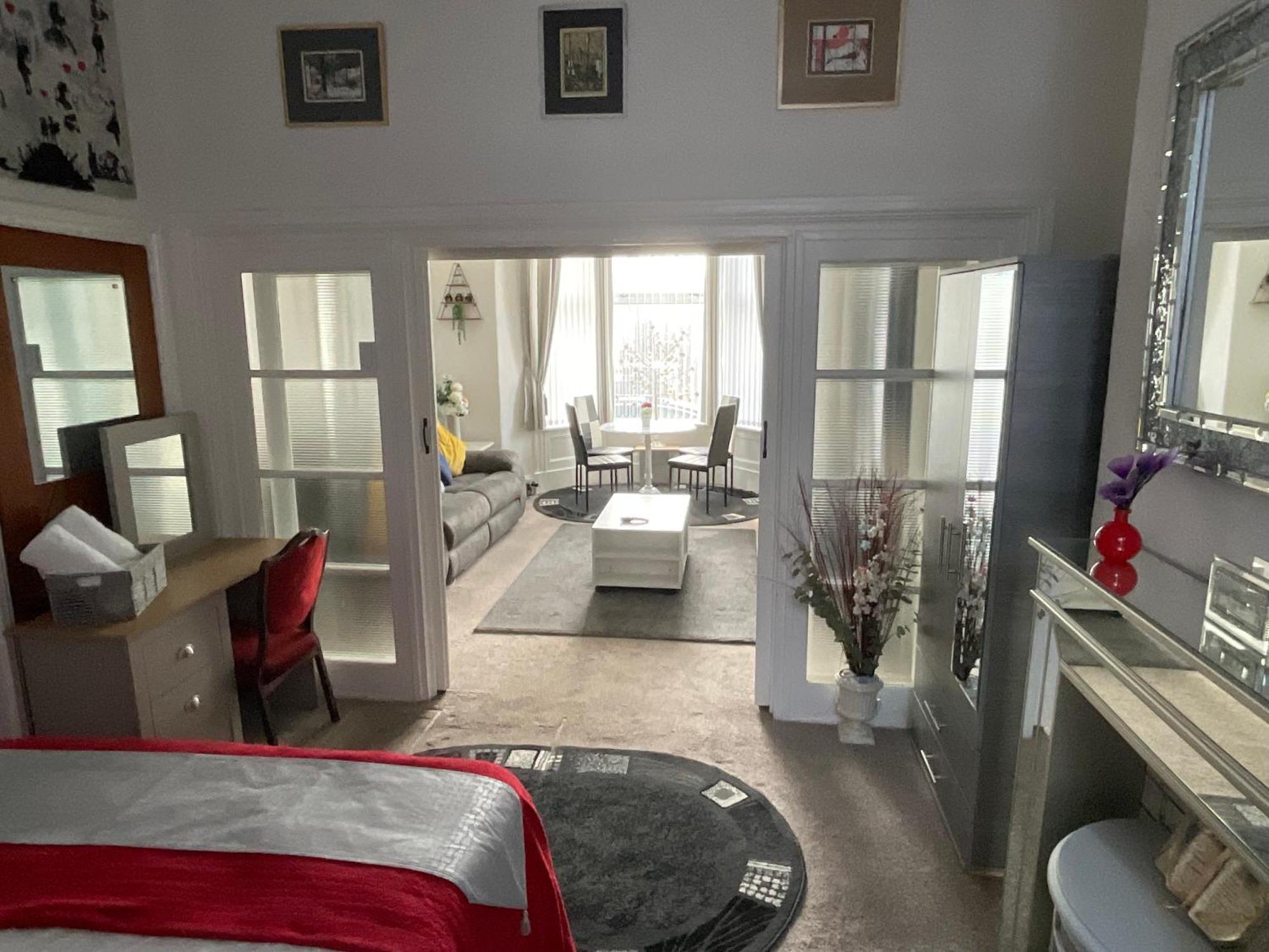 Victoria House - Self Catering Quiet Guesthouse - Adult Singles And Couples Only Blackpool Ngoại thất bức ảnh