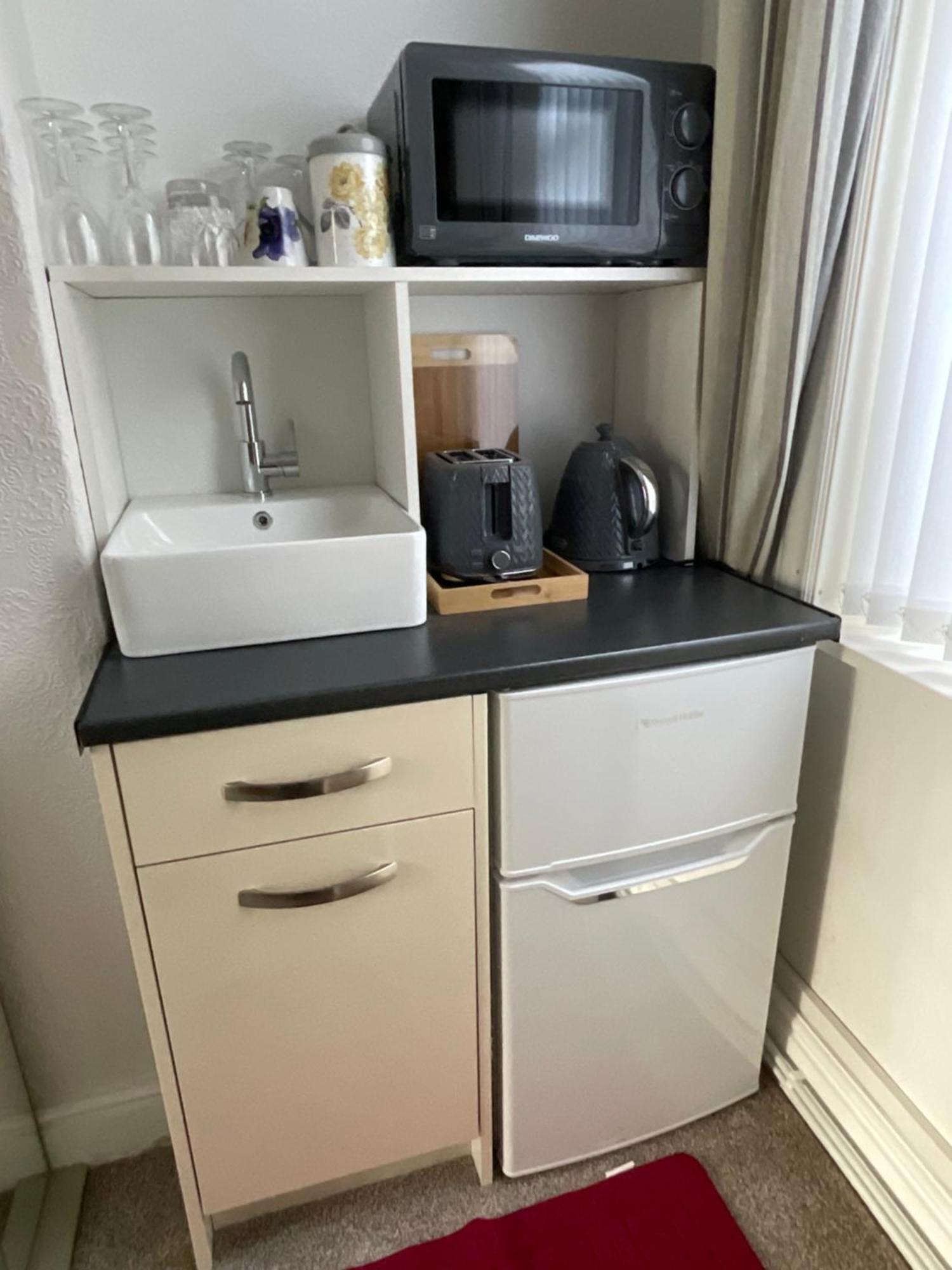 Victoria House - Self Catering Quiet Guesthouse - Adult Singles And Couples Only Blackpool Ngoại thất bức ảnh