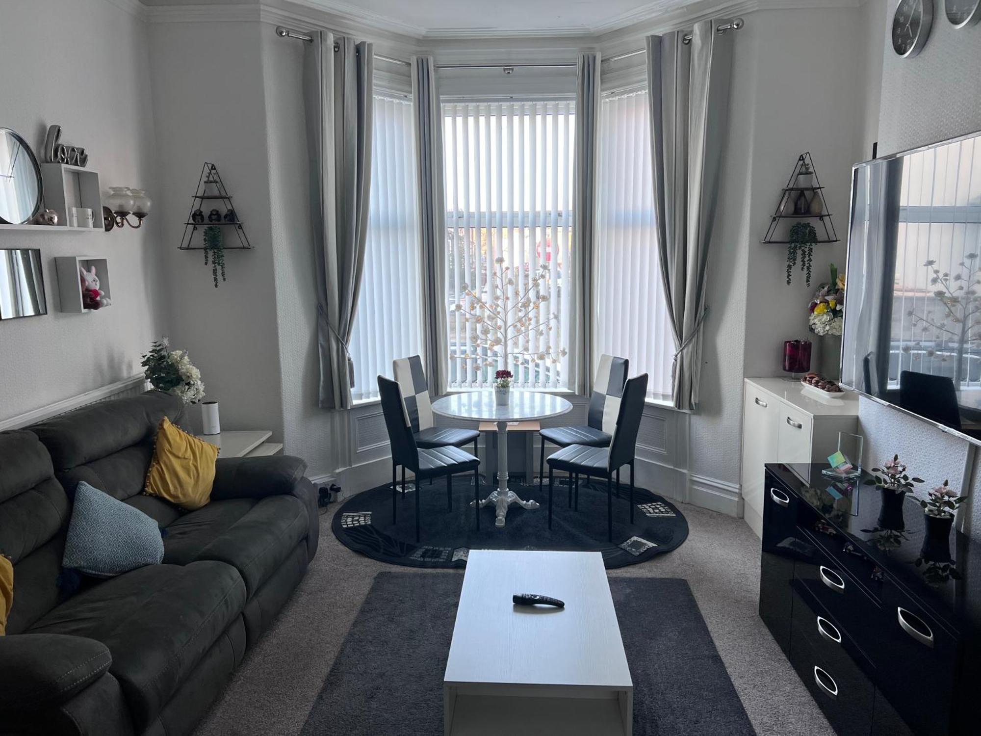 Victoria House - Self Catering Quiet Guesthouse - Adult Singles And Couples Only Blackpool Ngoại thất bức ảnh