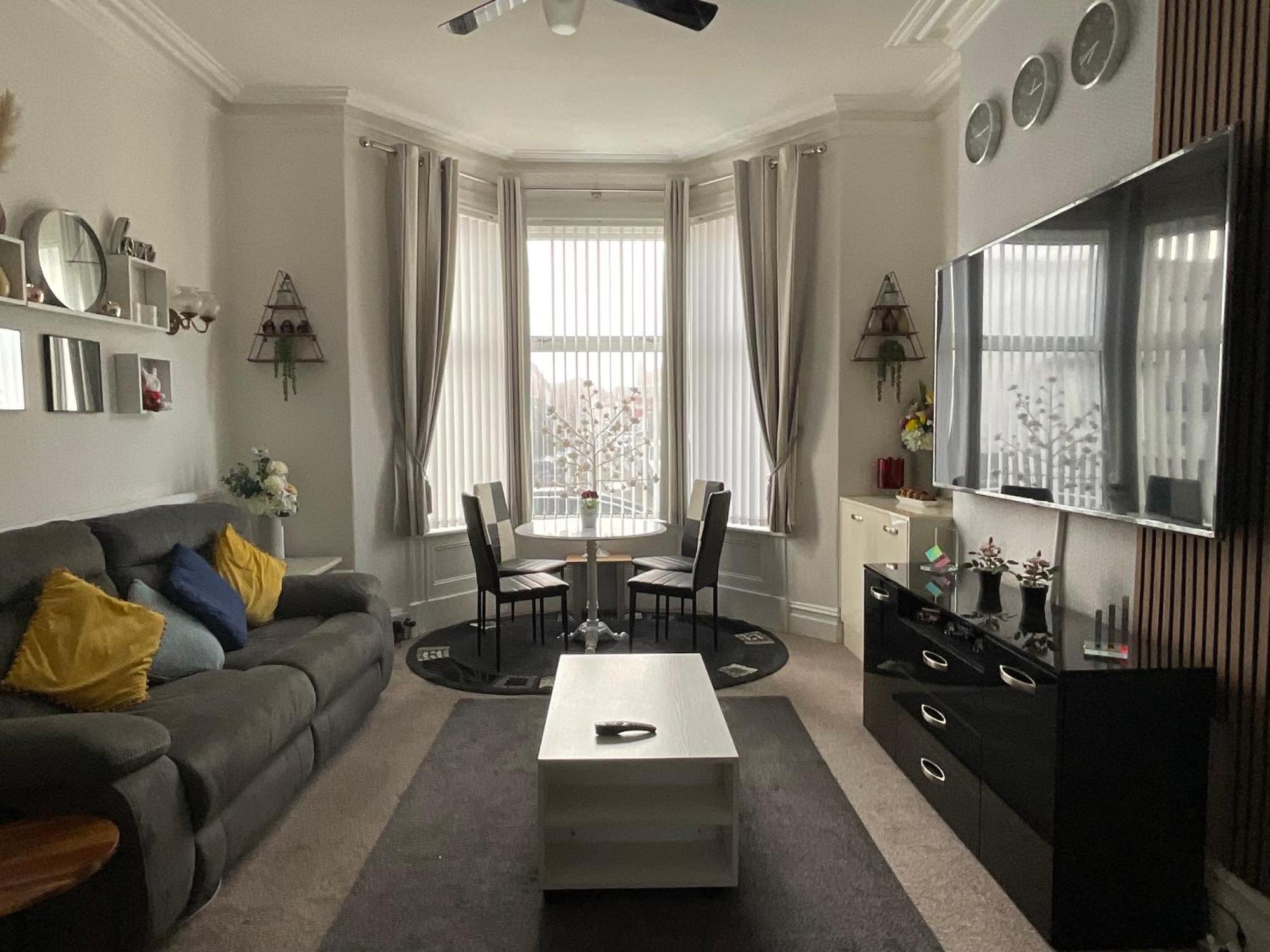 Victoria House - Self Catering Quiet Guesthouse - Adult Singles And Couples Only Blackpool Ngoại thất bức ảnh