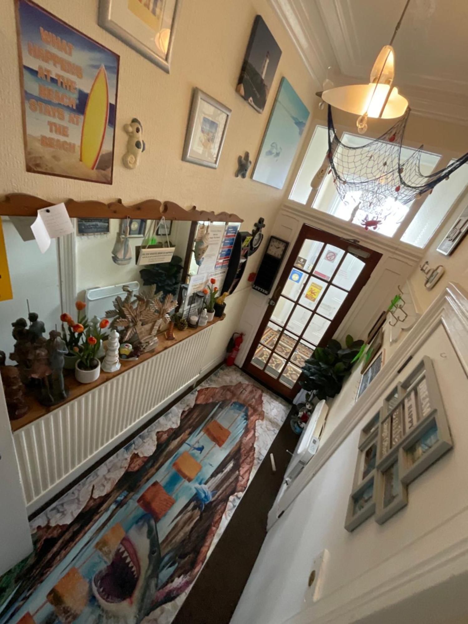 Victoria House - Self Catering Quiet Guesthouse - Adult Singles And Couples Only Blackpool Ngoại thất bức ảnh