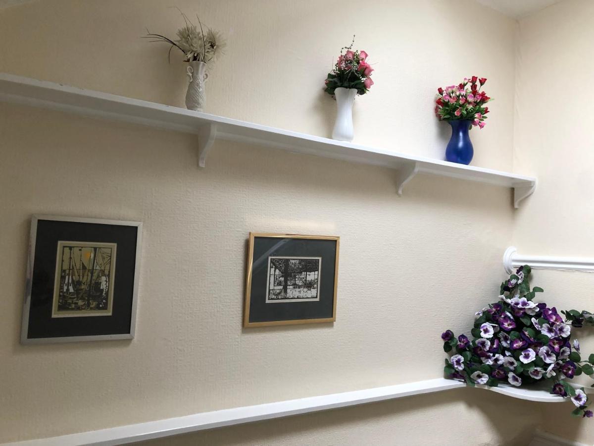 Victoria House - Self Catering Quiet Guesthouse - Adult Singles And Couples Only Blackpool Ngoại thất bức ảnh