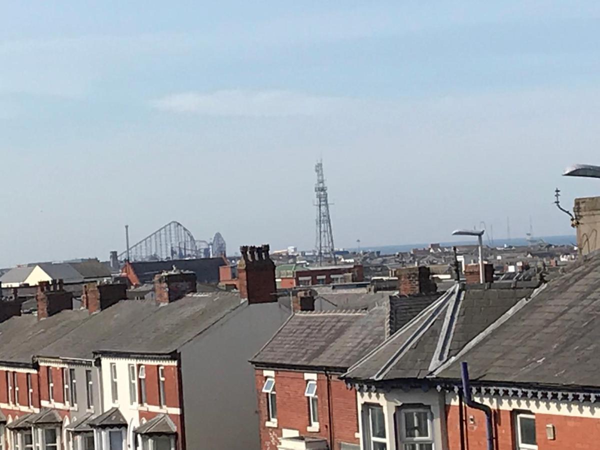 Victoria House - Self Catering Quiet Guesthouse - Adult Singles And Couples Only Blackpool Ngoại thất bức ảnh