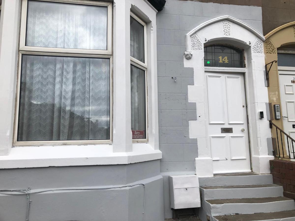 Victoria House - Self Catering Quiet Guesthouse - Adult Singles And Couples Only Blackpool Ngoại thất bức ảnh